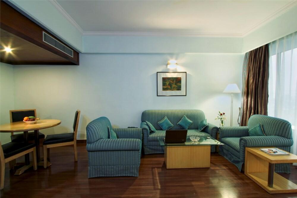 Hotel The Piccadily Lucknow